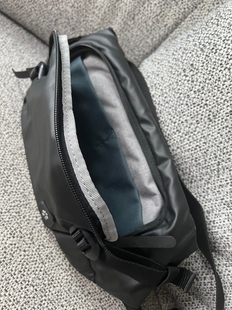 Crumpler (Category: Belt bags, Clutches and Pouches) located in Singapore. Submitted by aungkhine47 (Listing ID 1357417570, Image 3). Description: Selling a Crumpler Zero Border Hip .This model is currently out of stock, making it a rare find! Perfect for travel, daily use, or outdoor activities. Features: ✔️ Compact yet spacious design ✔️ Multiple compartments for easy organization ✔️ Adjustable strap for waist or crossbody wear ✔️ Durable and w