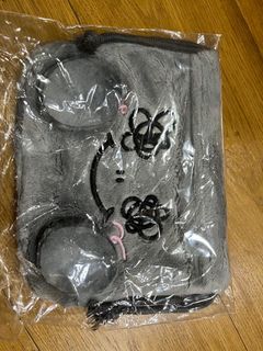 Jisoo Shumon grey pouch