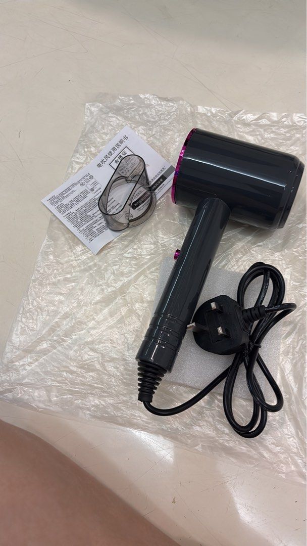 Hair Dryer (Category: Hair) located in Singapore. Submitted by tinyminimart (Listing ID 1362817891, Image 2). Description: lightweight yet powerful hairdryer! It’s easy to carry, works well, and is perfect for everyday use and especially for travels. However, please manage expectations—this isn’t a high-end salon-quality dryer.