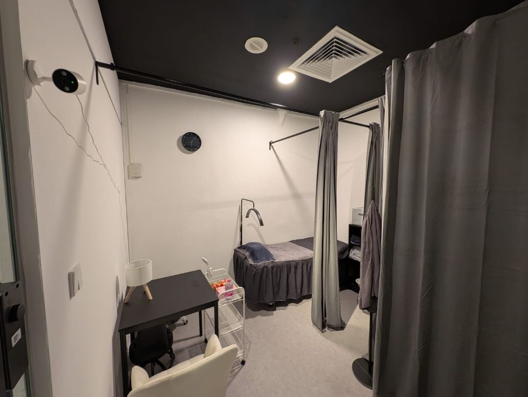 Beauty salon space for rent (Category: Commercial) located in Singapore. Submitted by ai-mei-li-space (Listing ID 1379980563, Image 2). Description: Short term or flexi rental available - monthly , daily, hourly. 我们有短期或长期的租约。 First hour free for first time users. Very central and strategic location. 5mins from city hall mrt. 1min to Funan. 优质地点，在市中心。5分钟到city hall mrt station. 1分钟到funan. Cozy and well-equipped salon space available for rent. Fully