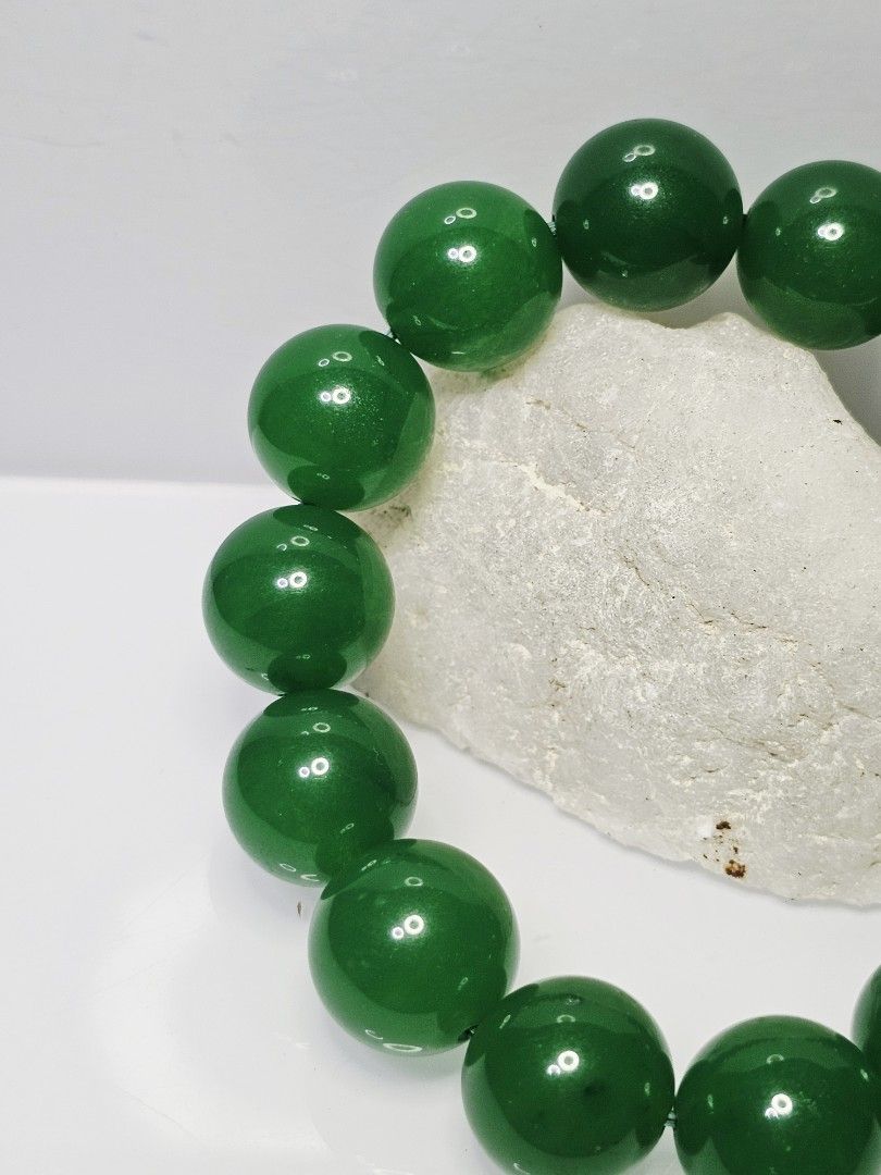 Natural Myanmar Grade A Imperial Green Jadeite 缅甸帝王绿冰种翡翠, 15++ to 16mm, 76 Grams 14 Beads Stretchable Bracelet (B2008) [3] (Category: Bracelets) located in Singapore. Submitted by saynotofakes (Listing ID 1383065053, Image 5). Description: Stone : Myanmar Grade A Imperial Green Jadeite 缅甸帝王绿冰种翡翠 Diameter per bead : 15++ to 16mm (Approx.) Number of Beads : 14 Beads Weight : 76 Grams $688 Per Piece .