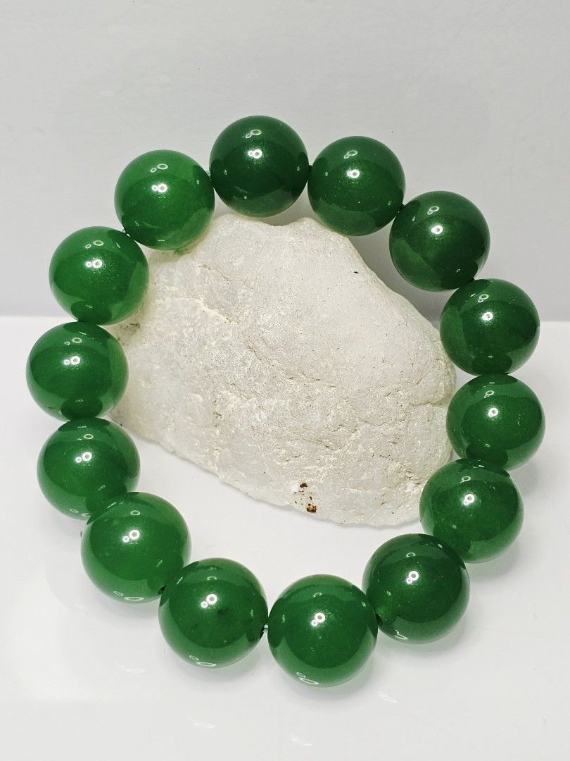 Natural Myanmar Grade A Imperial Green Jadeite 缅甸帝王绿冰种翡翠, 15++ to 16mm, 76 Grams 14 Beads Stretchable Bracelet (B2008) [3] (Category: Bracelets) located in Singapore. Submitted by saynotofakes (Listing ID 1383065053, Image 4). Description: Stone : Myanmar Grade A Imperial Green Jadeite 缅甸帝王绿冰种翡翠 Diameter per bead : 15++ to 16mm (Approx.) Number of Beads : 14 Beads Weight : 76 Grams $688 Per Piece .