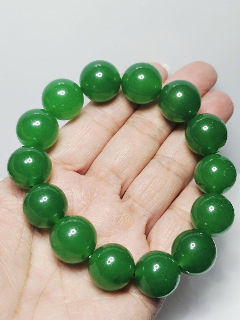 Natural Myanmar Grade A Imperial Green Jadeite 缅甸帝王绿冰种翡翠, 15++ to 16mm, 76 Grams 14 Beads Stretchable Bracelet (B2008) [3] (Category: Bracelets) located in Singapore. Submitted by saynotofakes (Listing ID 1383065053, Image 2). Description: Stone : Myanmar Grade A Imperial Green Jadeite 缅甸帝王绿冰种翡翠 Diameter per bead : 15++ to 16mm (Approx.) Number of Beads : 14 Beads Weight : 76 Grams $688 Per Piece .