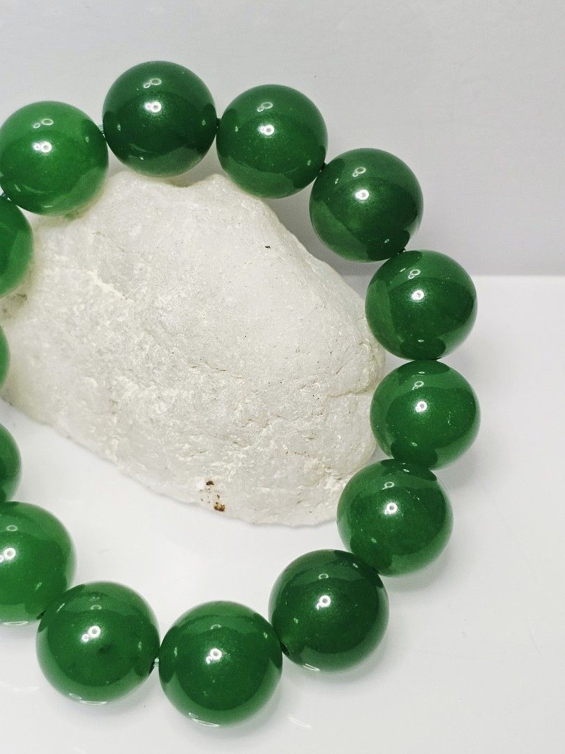 Natural Myanmar Grade A Imperial Green Jadeite 缅甸帝王绿冰种翡翠, 15++ to 16mm, 76 Grams 14 Beads Stretchable Bracelet (B2008) [3] (Category: Bracelets) located in Singapore. Submitted by saynotofakes (Listing ID 1383065053, Image 6). Description: Stone : Myanmar Grade A Imperial Green Jadeite 缅甸帝王绿冰种翡翠 Diameter per bead : 15++ to 16mm (Approx.) Number of Beads : 14 Beads Weight : 76 Grams $688 Per Piece .