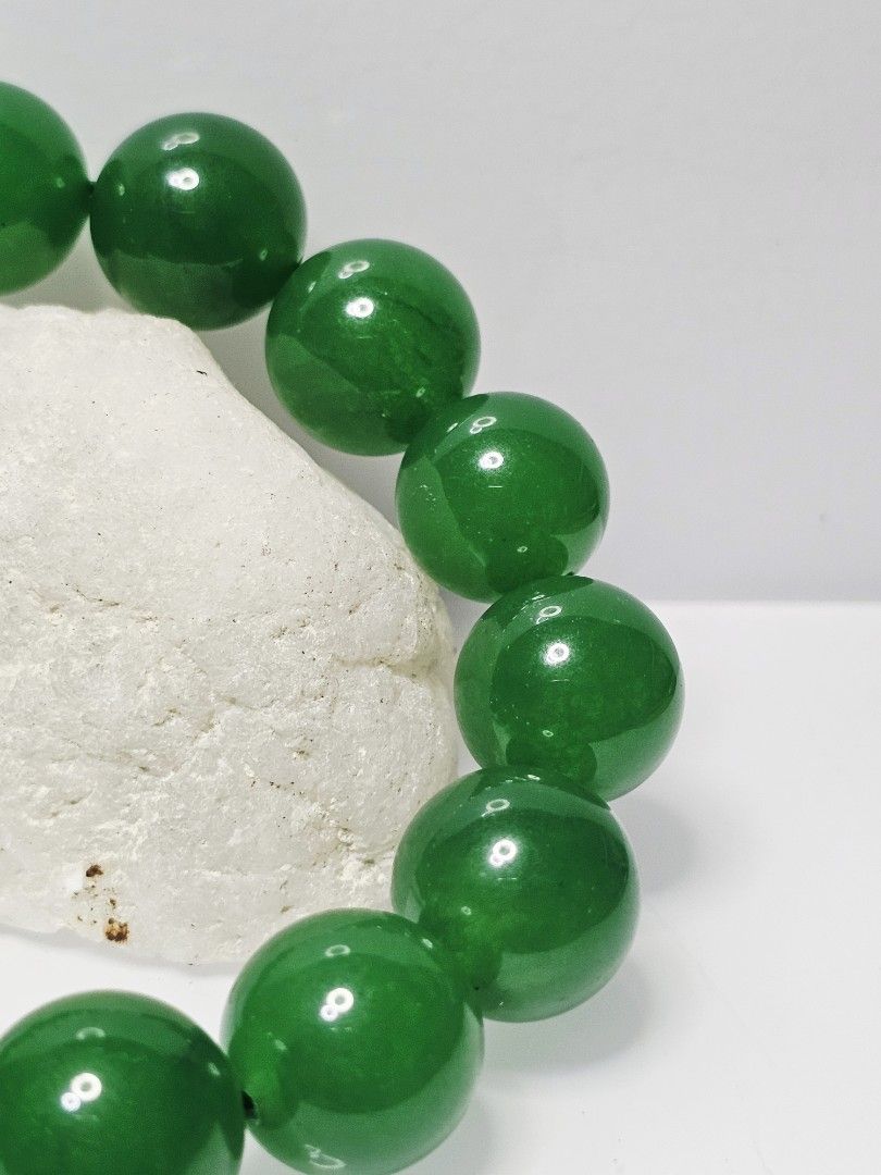 Natural Myanmar Grade A Imperial Green Jadeite 缅甸帝王绿冰种翡翠, 15++ to 16mm, 76 Grams 14 Beads Stretchable Bracelet (B2008) [3] (Category: Bracelets) located in Singapore. Submitted by saynotofakes (Listing ID 1383065053, Image 8). Description: Stone : Myanmar Grade A Imperial Green Jadeite 缅甸帝王绿冰种翡翠 Diameter per bead : 15++ to 16mm (Approx.) Number of Beads : 14 Beads Weight : 76 Grams $688 Per Piece .
