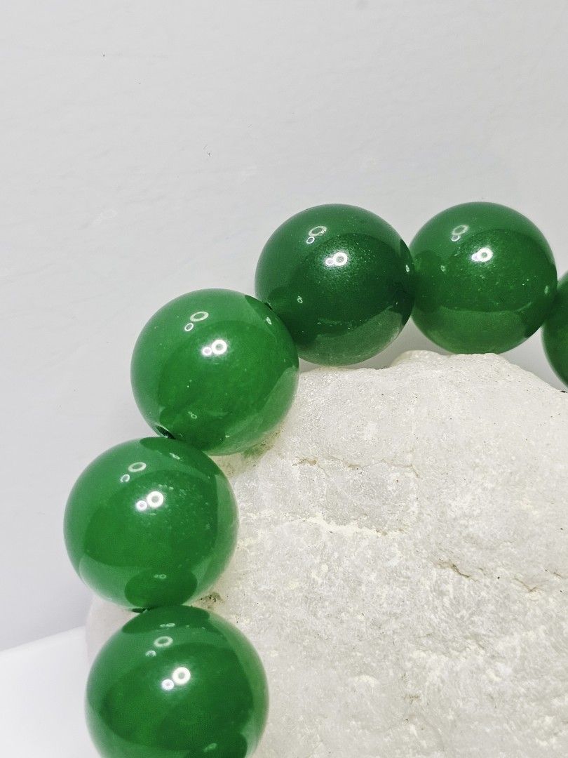 Natural Myanmar Grade A Imperial Green Jadeite 缅甸帝王绿冰种翡翠, 15++ to 16mm, 76 Grams 14 Beads Stretchable Bracelet (B2008) [3] (Category: Bracelets) located in Singapore. Submitted by saynotofakes (Listing ID 1383065053, Image 9). Description: Stone : Myanmar Grade A Imperial Green Jadeite 缅甸帝王绿冰种翡翠 Diameter per bead : 15++ to 16mm (Approx.) Number of Beads : 14 Beads Weight : 76 Grams $688 Per Piece .