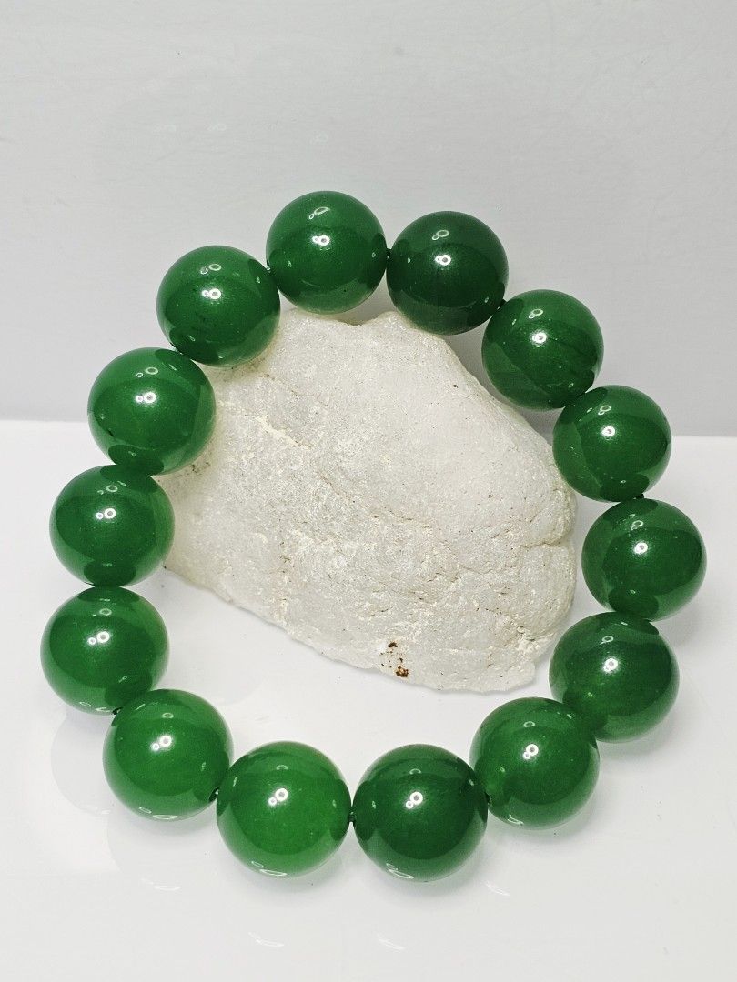 Natural Myanmar Grade A Imperial Green Jadeite 缅甸帝王绿冰种翡翠, 15++ to 16mm, 76 Grams 14 Beads Stretchable Bracelet (B2008) [3] (Category: Bracelets) located in Singapore. Submitted by saynotofakes (Listing ID 1383065053, Image 1). Description: Stone : Myanmar Grade A Imperial Green Jadeite 缅甸帝王绿冰种翡翠 Diameter per bead : 15++ to 16mm (Approx.) Number of Beads : 14 Beads Weight : 76 Grams $688 Per Piece .