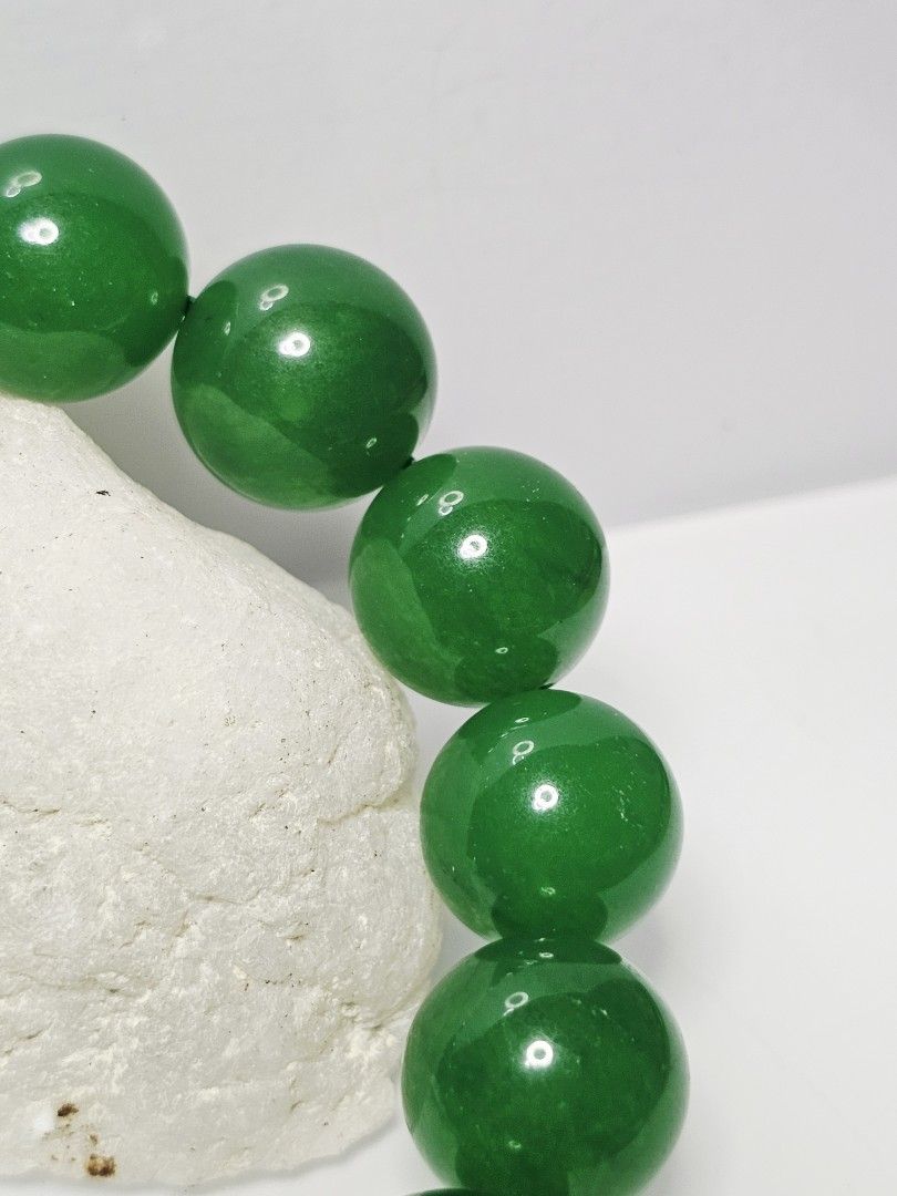 Natural Myanmar Grade A Imperial Green Jadeite 缅甸帝王绿冰种翡翠, 15++ to 16mm, 76 Grams 14 Beads Stretchable Bracelet (B2008) [3] (Category: Bracelets) located in Singapore. Submitted by saynotofakes (Listing ID 1383065053, Image 10). Description: Stone : Myanmar Grade A Imperial Green Jadeite 缅甸帝王绿冰种翡翠 Diameter per bead : 15++ to 16mm (Approx.) Number of Beads : 14 Beads Weight : 76 Grams $688 Per Piece .