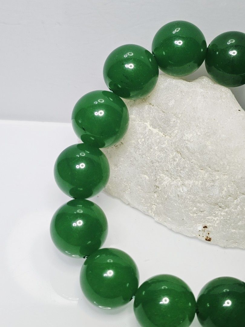 Natural Myanmar Grade A Imperial Green Jadeite 缅甸帝王绿冰种翡翠, 15++ to 16mm, 76 Grams 14 Beads Stretchable Bracelet (B2008) [3] (Category: Bracelets) located in Singapore. Submitted by saynotofakes (Listing ID 1383065053, Image 7). Description: Stone : Myanmar Grade A Imperial Green Jadeite 缅甸帝王绿冰种翡翠 Diameter per bead : 15++ to 16mm (Approx.) Number of Beads : 14 Beads Weight : 76 Grams $688 Per Piece .