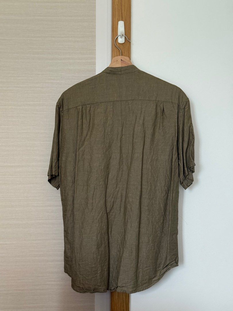 Uniqlo Linen Short Sleeve Shirt (Category: Tshirts & Polo Shirts) located in Singapore. Submitted by vantyw (Listing ID 1384133533, Image 3). Description: 54cm ptp.