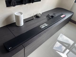 LG SJ8 Wireless Multi-Room Sound Bar – 300W RMS, Ultra Slim Design