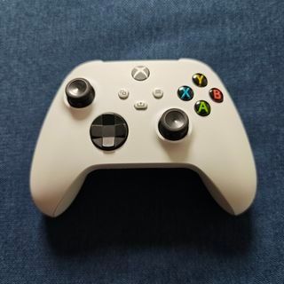 Xbox Series White Wireless Controller + Free Charging dock & 2 Rechargeable Batteries!
