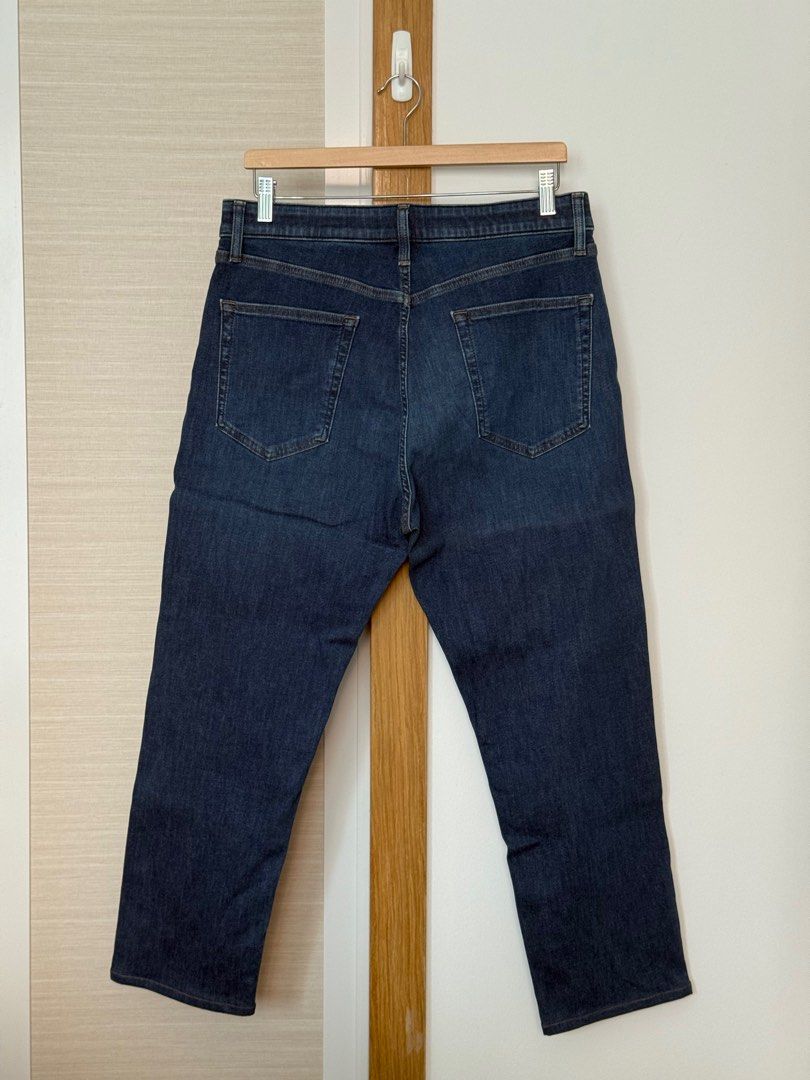 Uniqlo Men's Stretchy Jeans (Category: Jeans) located in Singapore. Submitted by vantyw (Listing ID 1389831092, Image 2). Description: Uniqlo men's jeans in excellent condition. Dark blue wash, drawstring waist, and comfortable fit. Great for everyday wear. 43cm Waist..