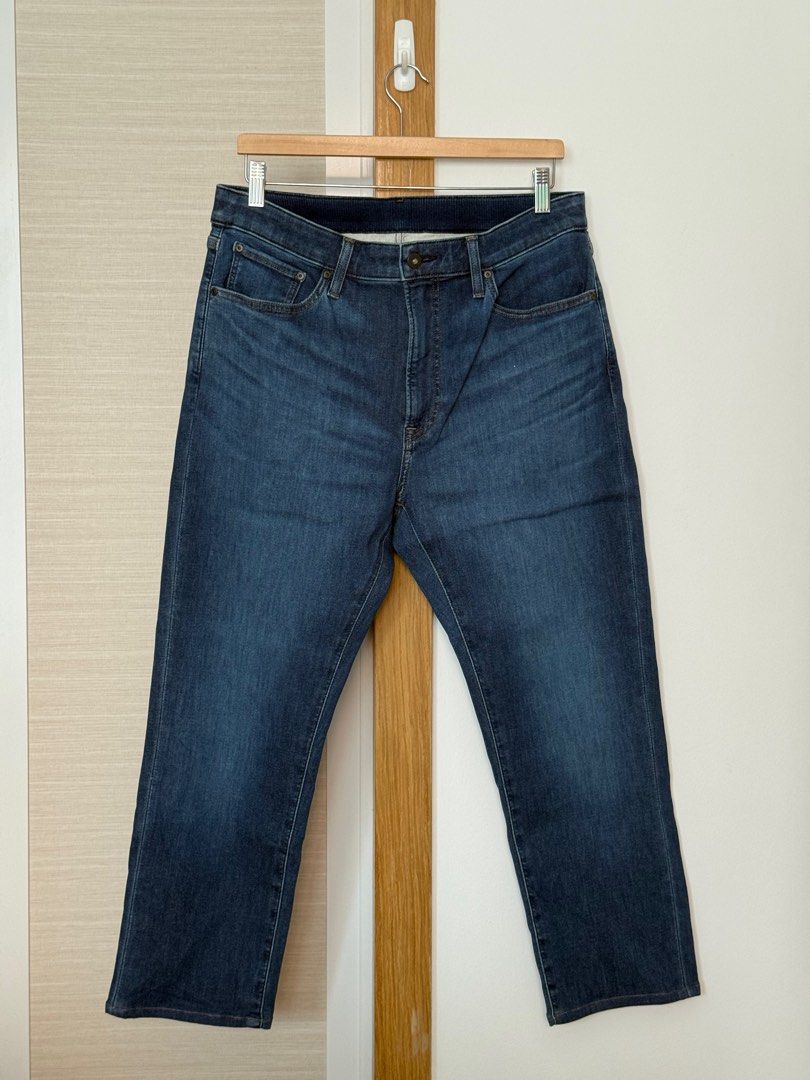 Uniqlo Men's Stretchy Jeans (Category: Jeans) located in Singapore. Submitted by vantyw (Listing ID 1389831092, Image 1). Description: Uniqlo men's jeans in excellent condition. Dark blue wash, drawstring waist, and comfortable fit. Great for everyday wear. 43cm Waist..