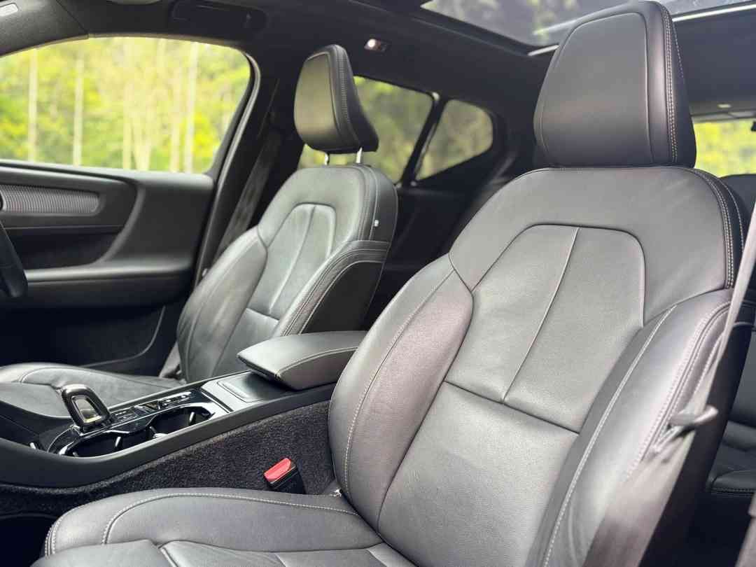Volvo XC40 T4 R-Design (A) (Category: Used Cars) located in Singapore. Submitted by carrific18 (Listing ID 1454200805, Image 8). Description: Description Genuine low mileage with excellent condition. Stylish R-Design model offering Scandinavian luxury, sporty performance and Volvo's renowned safety. Smooth and powerful drive with Pilot Assist, premium comfort and a spacious cabin, making it ideal for both daily commuting and family outings. Featu