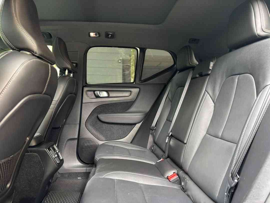 Volvo XC40 T4 R-Design (A) (Category: Used Cars) located in Singapore. Submitted by carrific18 (Listing ID 1454200805, Image 9). Description: Description Genuine low mileage with excellent condition. Stylish R-Design model offering Scandinavian luxury, sporty performance and Volvo's renowned safety. Smooth and powerful drive with Pilot Assist, premium comfort and a spacious cabin, making it ideal for both daily commuting and family outings. Featu