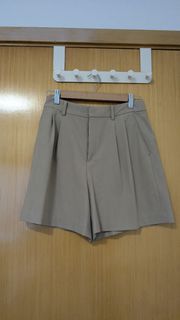 Uniqlo Pleated Shorts - Beige - Size M
