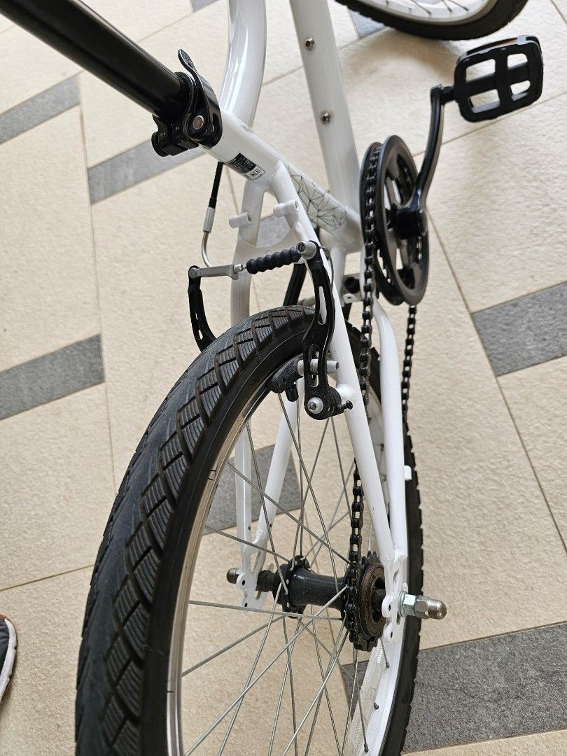 Bicycle (Category: Bicycles) located in Singapore. Submitted by ricky3838 (Listing ID 1421455962, Image 6). Description: A children's 24-inch, white with siggle bike with a comfortable saddle. Designed for children aged 9 to 12 years (135 to 150 cm) who want to learn how to ride a hybrid bike. my kid not often riding. let it go as it is collection at bedok near to mrt apartment. .