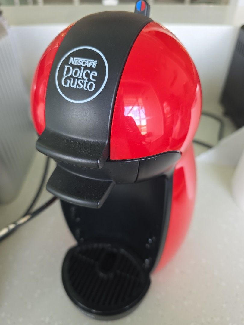 Nescafe Dolce Gusto (Category: Coffee Machines & Makers) located in Singapore. Submitted by coral_ery (Listing ID 1425871432, Image 1). Description: Nescafe Dolce Gusto coffee machine, red color, easy to operate. Standard plug included. only Saturday evening if want to collect at beauty world centre. won't reply if you are asking for a discount..