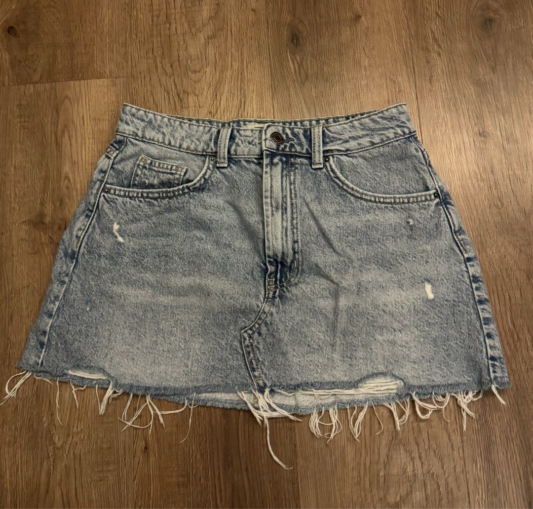 Cotton On Denim Mini Skirt (Category: Skirts) located in Singapore. Submitted by xsfxsaa (Listing ID 1426570340, Image 1). Description: Size 28 | Worn twice | og price: $44.99 Mailing-$3 Meetup-Woodlands/Admiralty mrt .
