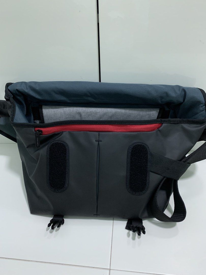 Crumpler Zero Border Messenger Bag (Category: Sling Bags) located in Singapore. Submitted by hearfelt (Listing ID 1426670313, Image 4). Description: Brand New with tag Bought @ $269 Slightly Negotiable Crumpler Zero border Messenger bag 1.Super secure dual quick release compression straps and dual Velcro flap fasteners 2.Easy lift and shift cam buckle shoulder strap adjustment with removable padded shoulder attachment 3.Internal laptop sleeve (36