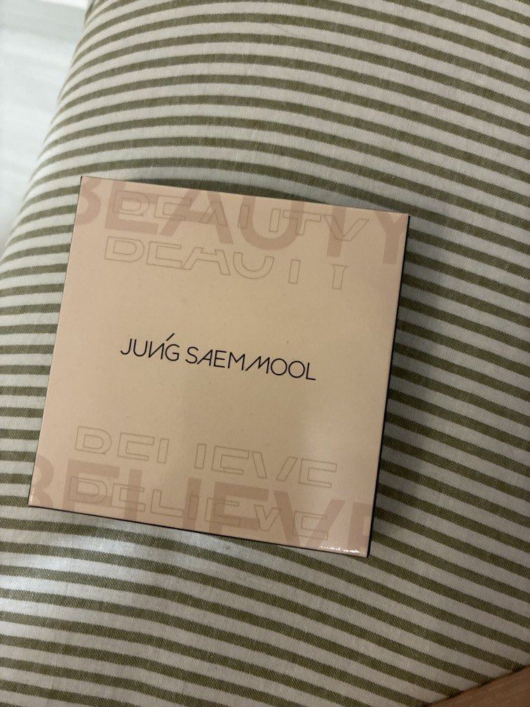 Jung saem mool artist face palette highlighter (Category: Makeup) located in Singapore. Submitted by bunnyhop22 (Listing ID 1433723415, Image 1). Description: Swatched once. Otherwise in pretty good condition. Useful for those who like to experiment with makeup Exp 05/2026 Palette has problem closing shut not sure why.