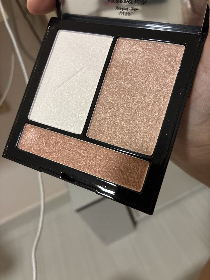 Jung saem mool artist face palette highlighter (Category: Makeup) located in Singapore. Submitted by bunnyhop22 (Listing ID 1433723415, Image 3). Description: Swatched once. Otherwise in pretty good condition. Useful for those who like to experiment with makeup Exp 05/2026 Palette has problem closing shut not sure why.