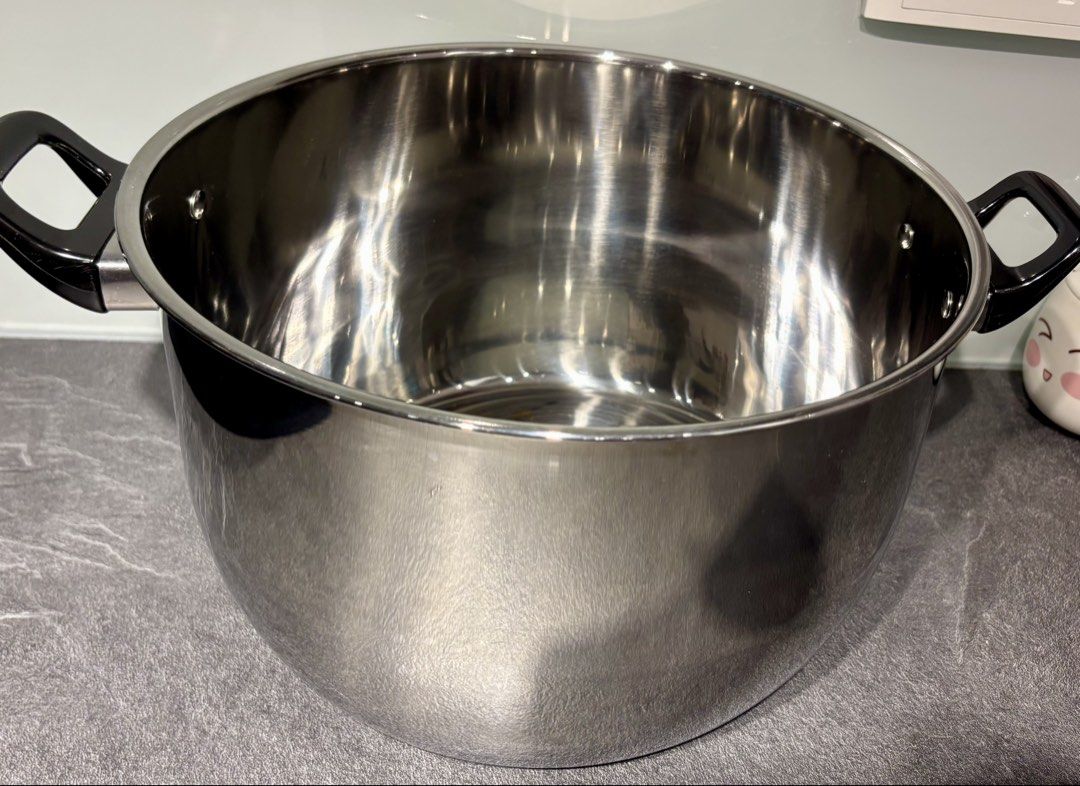 Stainless Steel Pot with Glass Lid (Category: Cookware & Accessories) located in Singapore. Submitted by liuxue3918 (Listing ID 1437481875, Image 7). Description: - Durable stainless steel pot - Clear glass lid - Sturdy handles - Excellent condition - Ideal for soups, stews, and more.