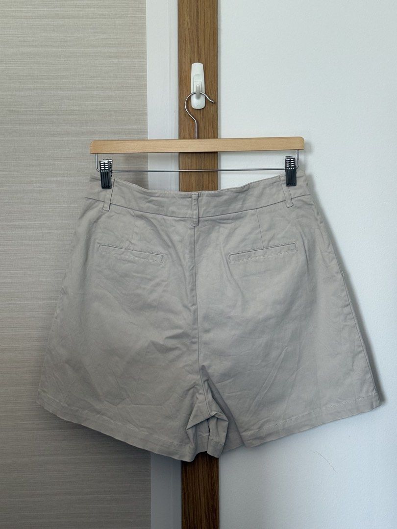 Cotton Twill Pleat Shorts - Sandstone (Category: Shorts) located in Singapore. Submitted by vantyw (Listing ID 1438845843, Image 6). Description: - High-rise silhouette - Front pleat for added structure and shape - Side pockets for everyday practicality - Structured, mid-weight fabric with gentle stretch.