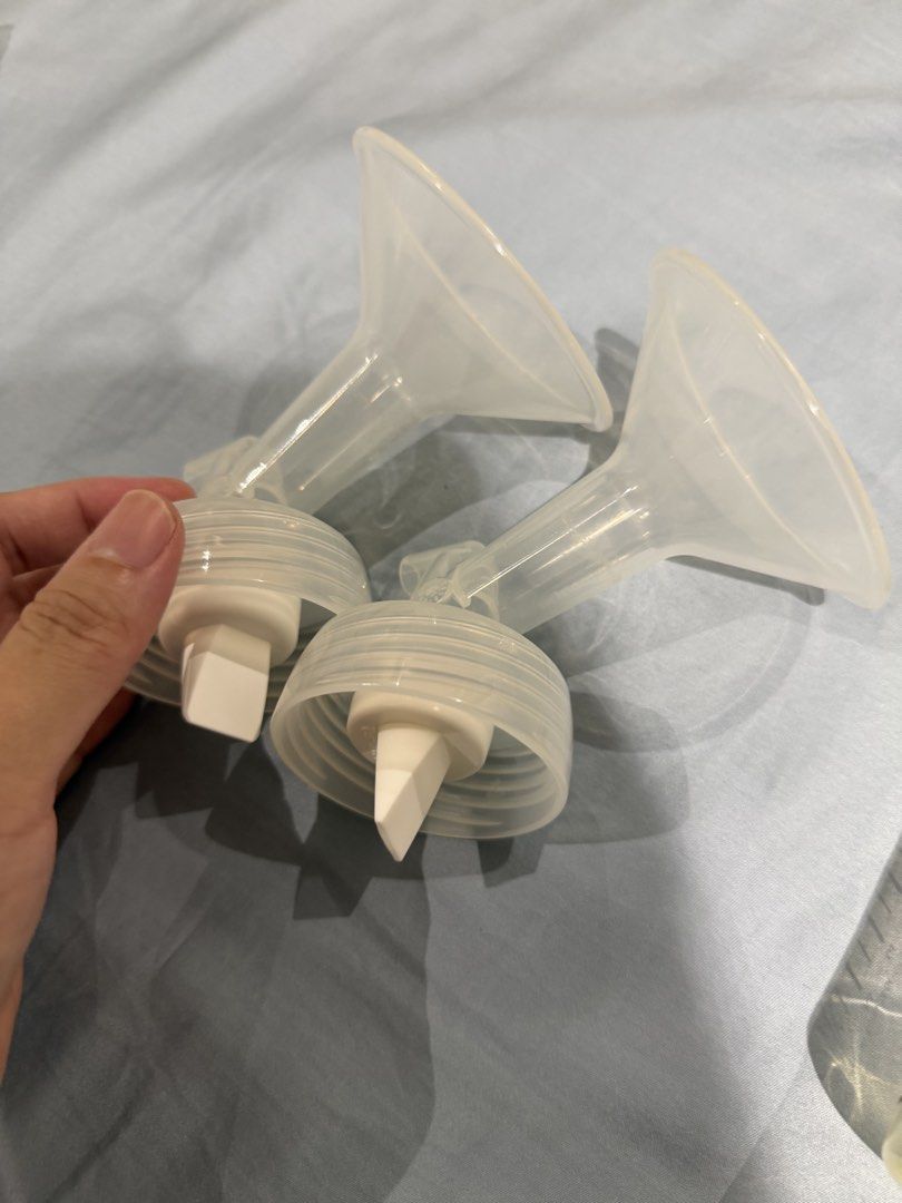 Spectra 28mm flange and bottle, maymom 21mm flanges (Category: Breastfeeding & Bottle Feeding) located in Singapore. Submitted by catstuffs (Listing ID 1439266995, Image 3). Description: Spectra bottles ,28mm flanges, with original bottle caps and teats. Maymom 21mm flanges - All parts are cleaned and ready to use - Ideal for replacement or as spares Appreciate a pack of baby wet wipes. .