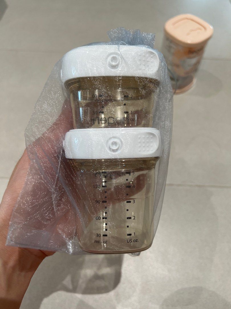 Hegen Baby Bottles Set (Category: Breastfeeding & Bottle Feeding) located in Singapore. Submitted by christellemey (Listing ID 1440239795, Image 2). Description: - Set of 2 Hegen baby bottles - Colour: Clear brown with white lids - Measurements marked in ml and US oz - Ideal for feeding your baby 150ml bottle - $15 60ml bottle - $10 Not including postage .