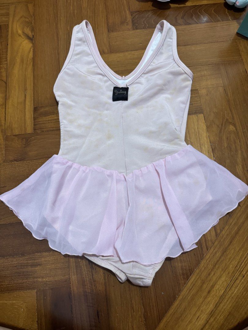 Cheng ballet leotard (Category: Babies & Kids Fashion) located in Singapore. Submitted by traders76 (Listing ID 1435824245, Image 4). Description: Size S for dusty pink and light pink but the dusty pink is slight smaller for 3-4 years old. Light pink worn from 4-5 years old. Size M for purple worn from 5-6 years old. Beginning stages if you learn from Cheng Ballet. Otherwise can just buy to wear if you learn ballet from CCs or schools that doesn’