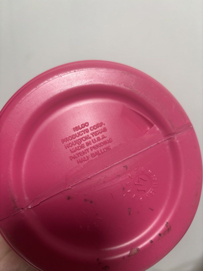 Igloo Legend 1/2 Gallon (1.89L) Beverage Cooler (Category: Everything Else) located in Singapore. Submitted by blossom2220 (Listing ID 1436261132, Image 2). Description: Classic Igloo Legend water jug in a rare fuchsia pink. Perfect for sports, camping, or beach days. Capacity: 1.89 Liters / 2 Quarts Features: Fully insulated, leak-resistant flip spout, and sturdy carry handle. Made in the USA Only used once for a frisbee competition Prefer meeti