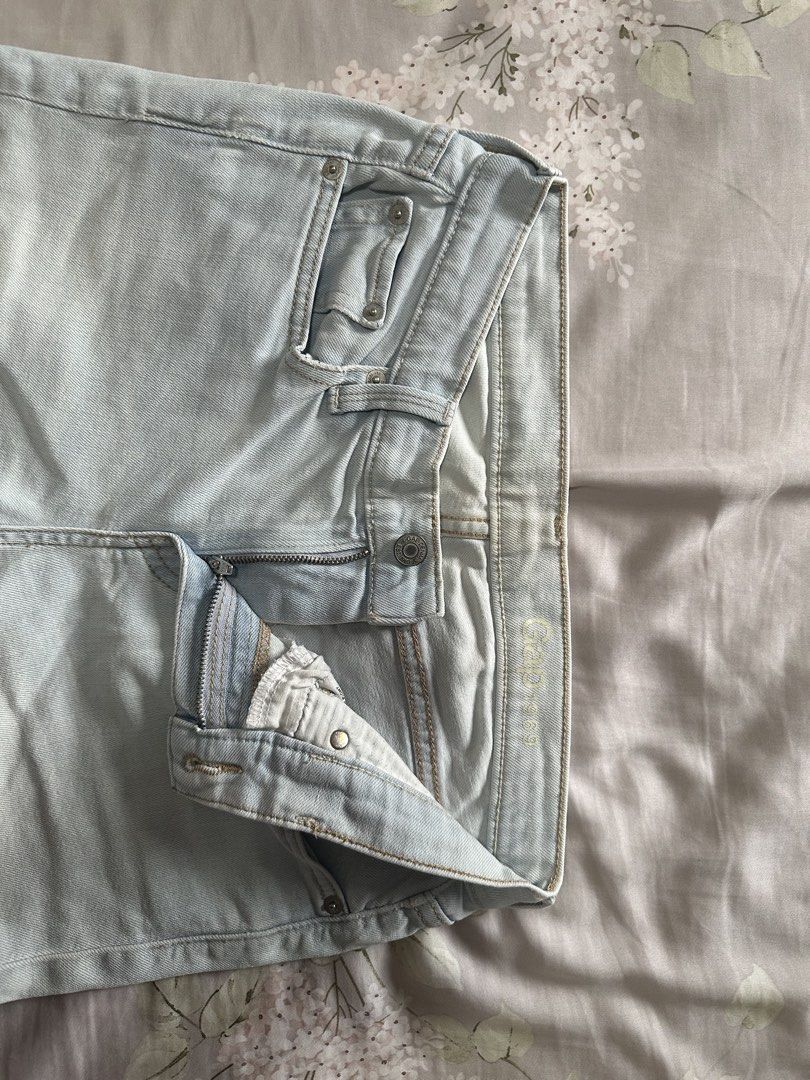 GAP straight cut light blue jeans (Category: Jeans & Leggings) located in Singapore. Submitted by Dandelion2022 (Listing ID 1436529320, Image 3). Description: If you are a 24 or 25inch size, this will fit u. I’m 165, the length is between ankle and heel. Nice straight cut jeans. High waist. Bought it in UK many years ago. No noticeable flaws. No alteration done..