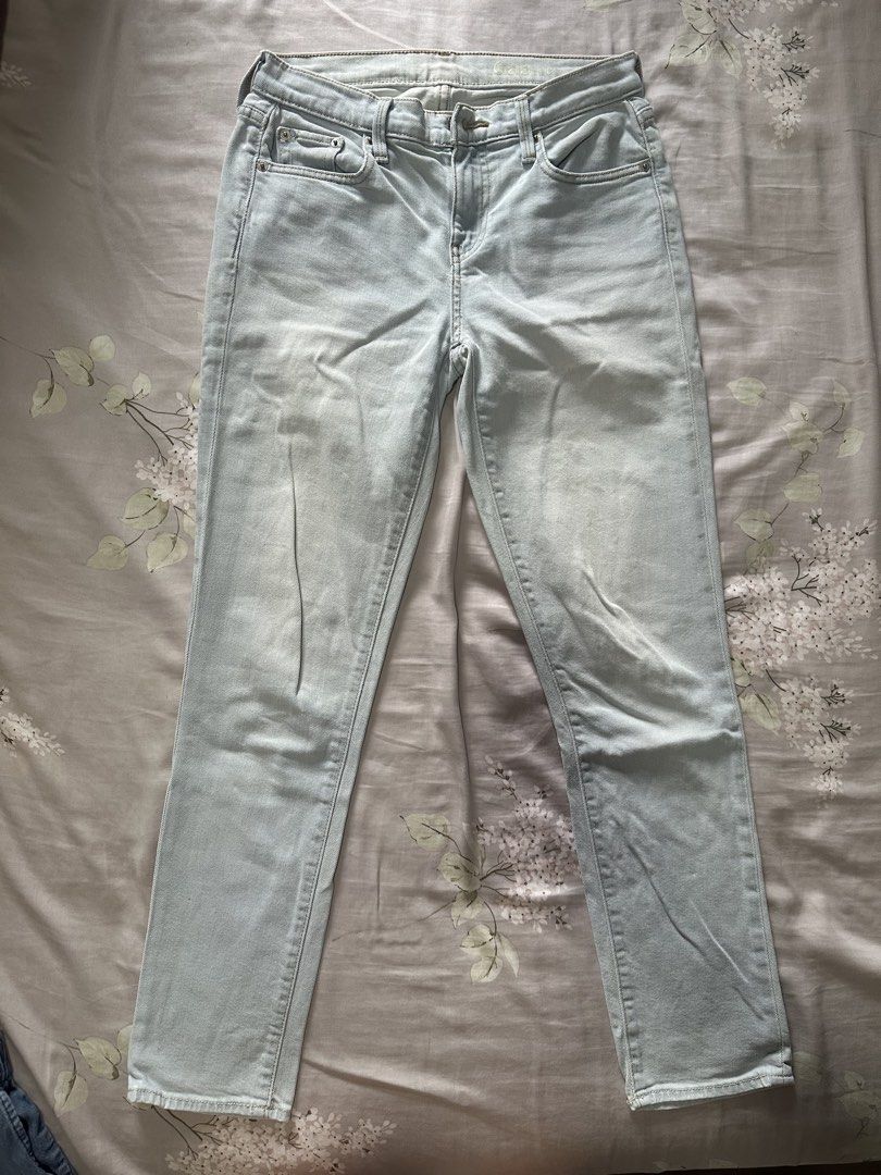 GAP straight cut light blue jeans (Category: Jeans & Leggings) located in Singapore. Submitted by Dandelion2022 (Listing ID 1436529320, Image 1). Description: If you are a 24 or 25inch size, this will fit u. I’m 165, the length is between ankle and heel. Nice straight cut jeans. High waist. Bought it in UK many years ago. No noticeable flaws. No alteration done..