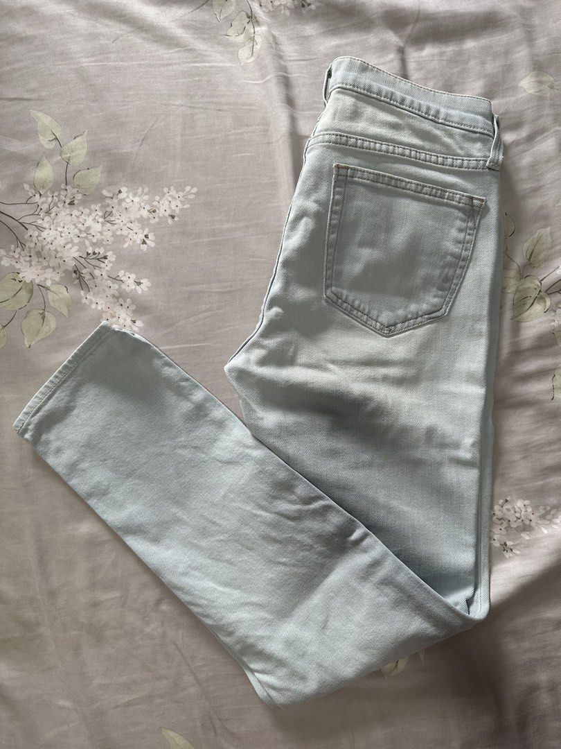 GAP straight cut light blue jeans (Category: Jeans & Leggings) located in Singapore. Submitted by Dandelion2022 (Listing ID 1436529320, Image 2). Description: If you are a 24 or 25inch size, this will fit u. I’m 165, the length is between ankle and heel. Nice straight cut jeans. High waist. Bought it in UK many years ago. No noticeable flaws. No alteration done..