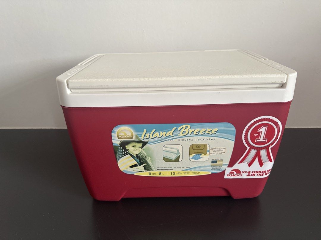 Igloo Island Breeze Cooler (Category: Other Home Appliances) located in Singapore. Submitted by sh0pandbuy (Listing ID 1436658828, Image 2). Description: - Igloo Island Breeze cooler - Ideal for picnics, camping, and outdoor events - Keeps food and drinks cold - Features a convenient carrying handle - Secure lid to prevent spills.