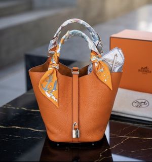 Stunning, vibrant orange Hermes Pitcotin 18 💯 authentic