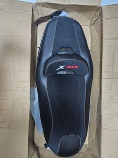 Yamaha XMAX 300 V1 Seat - Black with Carbon Fiber Accents