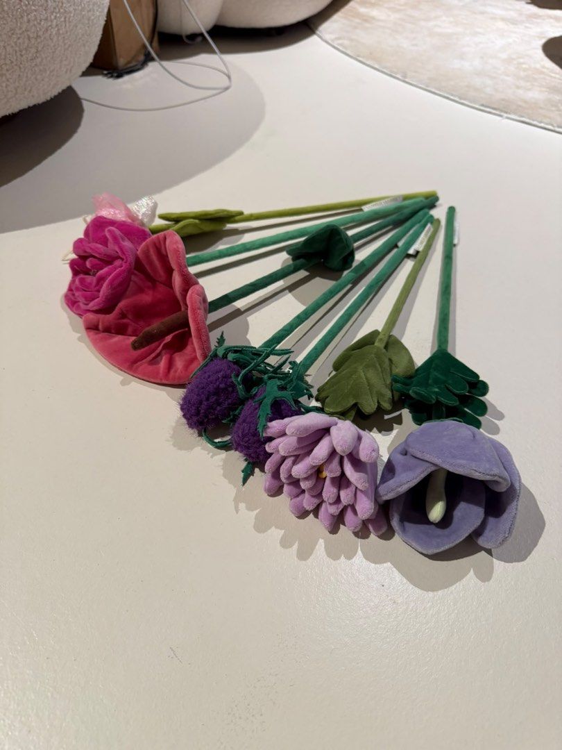 CJ Hendry flower market purple pink (Category: Flowers & Bouquets) located in Singapore. Submitted by poppyyysells (Listing ID 1444835242, Image 2). Description: Not sure what the names of the flowers are Self pick up All for $100.