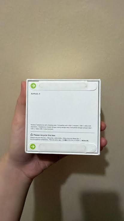 Apple AirPods 4th Gen Charging Case (non ANC) (Category: Earphones) located in Singapore. Submitted by Singaporesuperman (Listing ID 1441489664, Image 2). Description: - Charging case for Apple AirPods 4th generation charging case - with original the packaging - Authentic and original.
