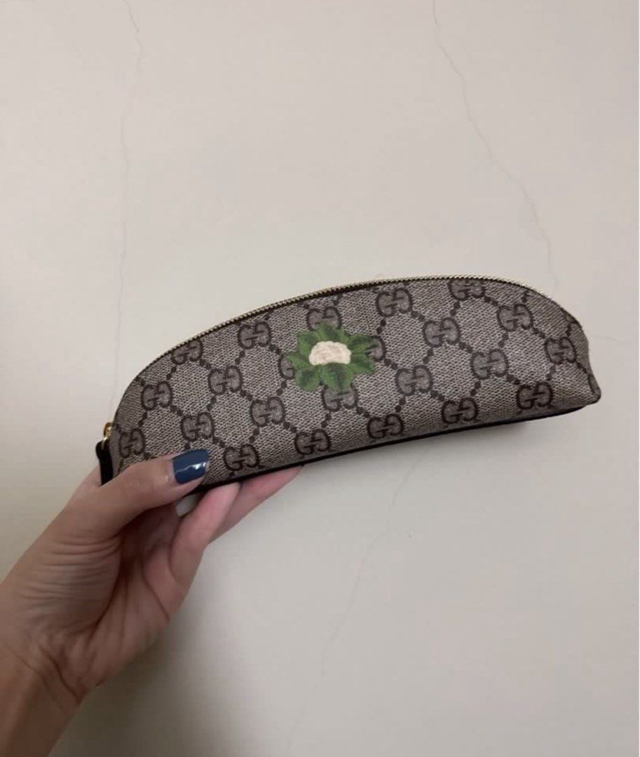 Gucci GG Supreme Monogram Cauliflower makeup bag Pencil Case Beige Ebony Classic (Category: Accessories) located in Singapore. Submitted by habithabits (Listing ID 1441521824, Image 3). Description: Brand new in Gucci classic green box Gucci GG Supreme Monogram Cauliflower Pencil Case Beige Ebony Classic Authentic Original from local boutique Gucci Comes with Gucci Dustbag and box Singapore Selling at $220 #chanel #celine #goyard #hermes #dior #l