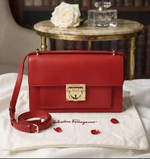 Lovely Ferragamo red full leather crossbody bag