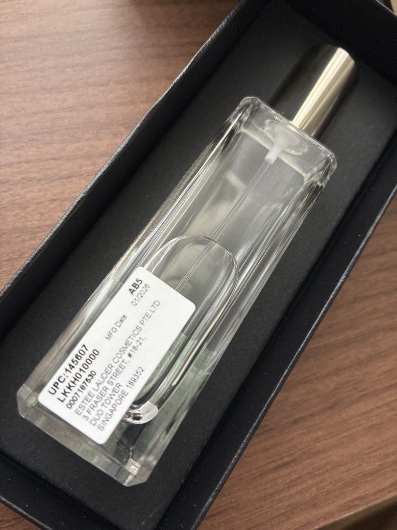 Jo malone english pear and sweet pea cologne (Category: Fragrance & Deodorants) located in Singapore. Submitted by bunnyhop22 (Listing ID 1446763360, Image 3). Description: Sprayed once 30ml Mfg 01/2026.