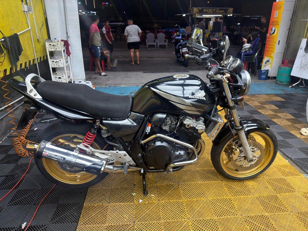 CB 400 | Super 4 Spec 3 Yoshimura Tri-Oval Full System COE 2035 (Category: Class 2A) located in Singapore. Submitted by eazyrent (Listing ID 1442408067, Image 1). Description: Bike is well maintained and always parked under shelter. Comes will Full System Yoshimura Tri Oval with Cert. Bike is fully paid. Able to recommend shop for loan /installment. Registration Date: Feb 2005 COE Expiry: 28 Feb 2035 (Renewable) Interior 9/10 Exterior 9/10 engine