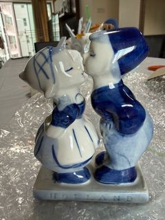 Delft Blue Holland Kissing Couple Figurine