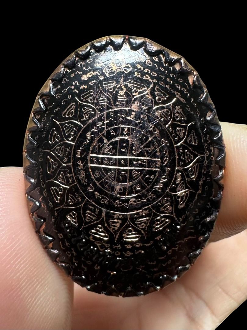Phra Maha Heng Locket First Batch BE2568 (Category: Religious Items) located in Singapore. Submitted by xaonhieunhieu (Listing ID 1448923609, Image 4). Description: Phra Maha Heng Wat Bot Samsen BE2568 Locket First Batch with Back Full Yant Italy Gold Casing with Diamonds Only 59pcs made Original Box.