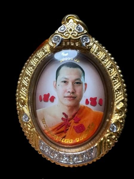 Phra Maha Heng Locket First Batch BE2568 (Category: Religious Items) located in Singapore. Submitted by xaonhieunhieu (Listing ID 1448923609, Image 1). Description: Phra Maha Heng Wat Bot Samsen BE2568 Locket First Batch with Back Full Yant Italy Gold Casing with Diamonds Only 59pcs made Original Box.