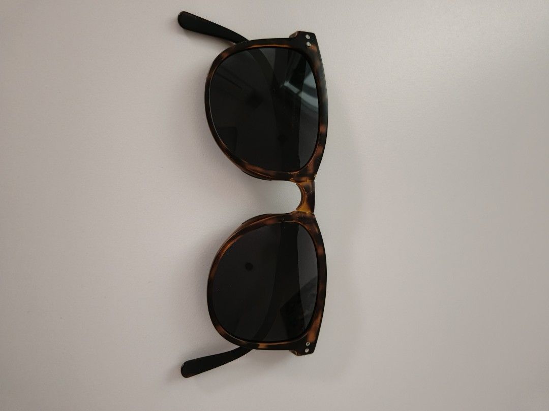 Beneunder Folding Sunglasses (Category: Sunglasses & Eyewear) located in Singapore. Submitted by foret_element (Listing ID 1449138643, Image 2). Description: [Product Details] Brand: Beneunder - Trendy tortoiseshell design - Folds compactly for easy storage -Super Lightweight - Dark lenses offer excellent sun protection - Ideal for everyday wear and travel.