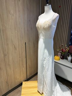 M size White Beaded V-Neck Wedding Dress with Spaghetti Straps